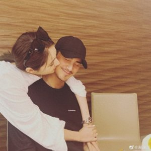 ​麦迪娜晒恩爱照为姜潮庆生 甜蜜亲吻老公脸颊浪漫告白