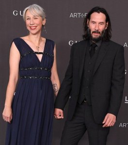 ​基努里维斯公开恋情！牵小9岁艺术家女友亮相