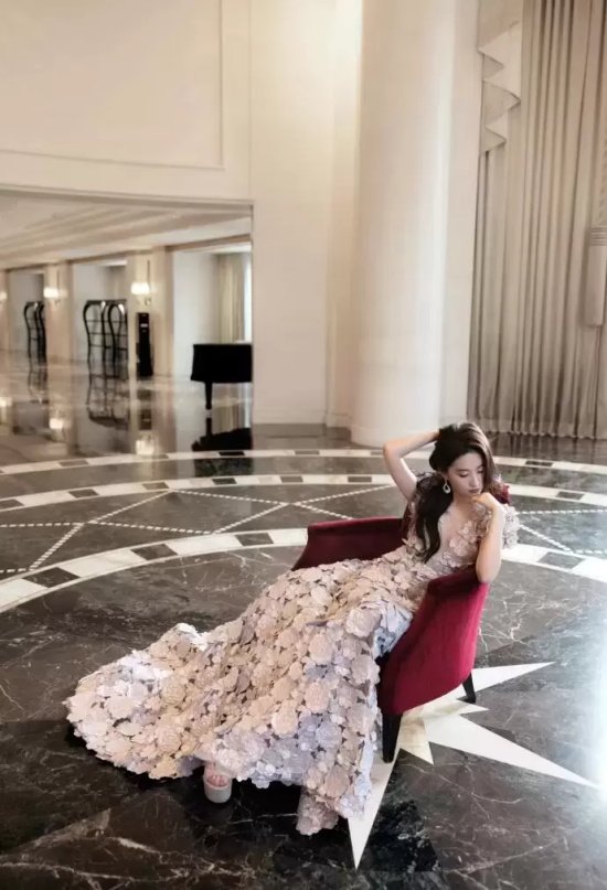 刘亦菲活动生图爆出，银色长裙布满鲜花实在是太美了