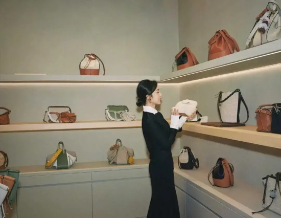 孙莉穿驼色格纹毛衣高级感爆棚的写真合集