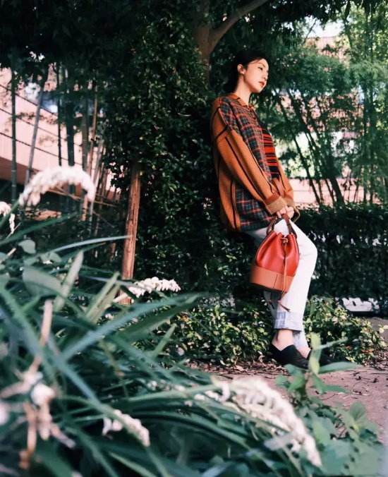 孙莉穿驼色格纹毛衣高级感爆棚的写真合集