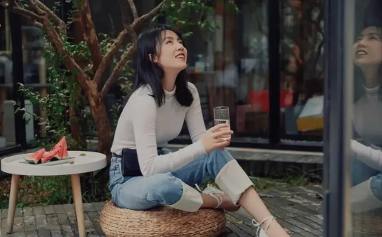 孙莉穿驼色格纹毛衣高级感爆棚的写真合集