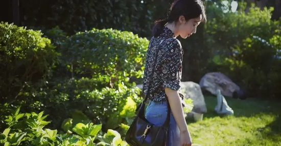 孙莉穿驼色格纹毛衣高级感爆棚的写真合集