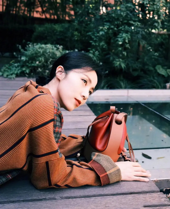 孙莉穿驼色格纹毛衣高级感爆棚的写真合集