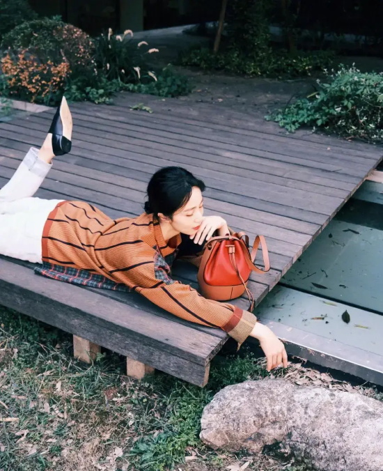 孙莉穿驼色格纹毛衣高级感爆棚的写真合集