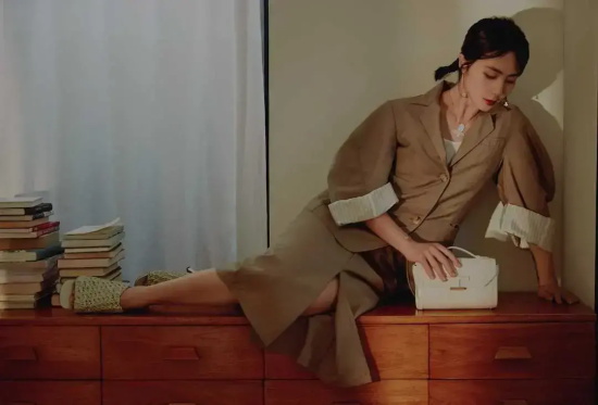 孙莉穿驼色格纹毛衣高级感爆棚的写真合集