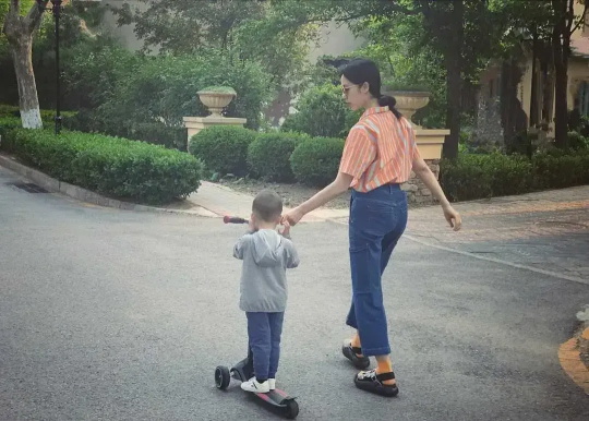 孙莉穿驼色格纹毛衣高级感爆棚的写真合集