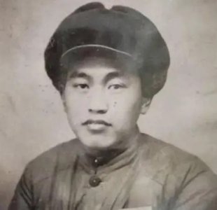 ​他是中国传奇狙击手，最初3枪全部脱靶，几个月后却成美军死神