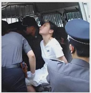 ​毒枭方晓红：靠美貌被多名男子包养，31岁执行死刑却向狱警鞠躬