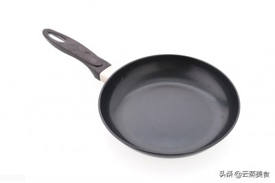 ​新买的铁锅怎么开锅？教你一个正确的开锅方法，开出的锅不生锈