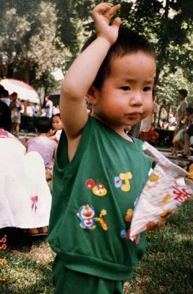 明星小时候的照片（盘点8位知名明星晒童年照）(5)