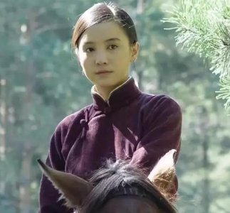 ​《闯关东》鲜儿4次装扮，4种心境。苦难终变养分滋养人生