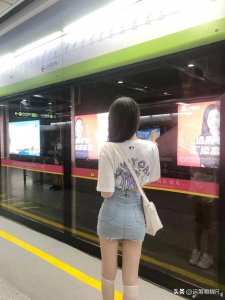 ​＂地铁站惊艳邂逅：性感美女惊艳全场，缘分从此开始！＂
