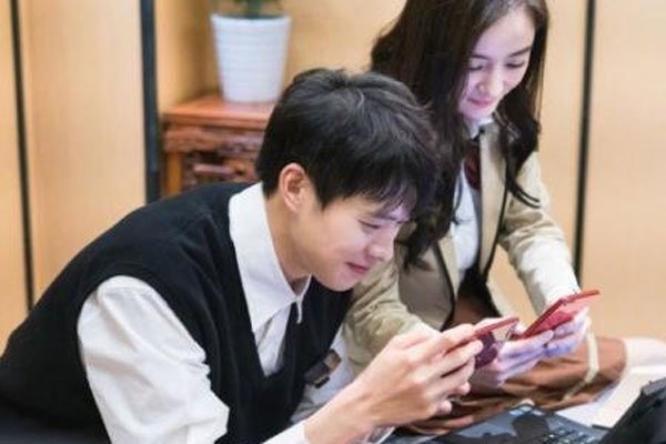 魏大勋和杨幂恋情 被拍到也不发声难不成是心虚真有情况