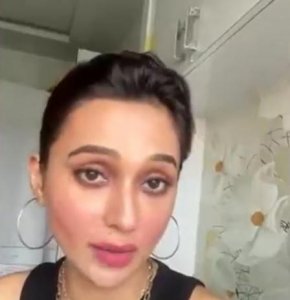 ​印度知名女演员米米被骗，接种假疫苗身体出病症，受害者超250人