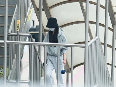 ​陈晓罕见高调机场晒娃，婚后冷待老婆婚姻摇摇欲坠，网友盼离？