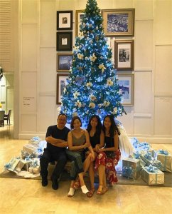 ​60岁毛舜筠近照曝光，大14岁老公身体好，2个女儿大长腿太像老妈