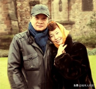 ​阎维文妻子近照罕有曝光！贴心为老公敲背，身形消瘦惹人心疼