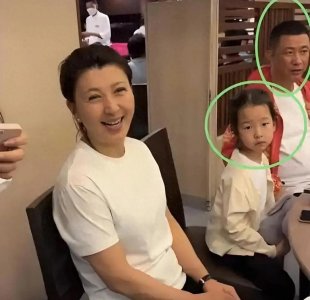 ​53岁闫学晶与富商离婚后，转身嫁给身高一米八的马明东，满脸幸福