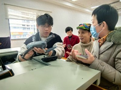 ​放下老人机拿起无人机 鄞州老年大学引领时尚新玩法