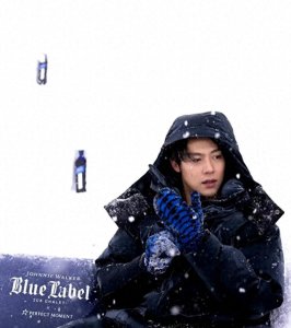 ​泰星Mark晒出日本滑雪帅照，和妻子Kim为清迈一所学校建图书馆