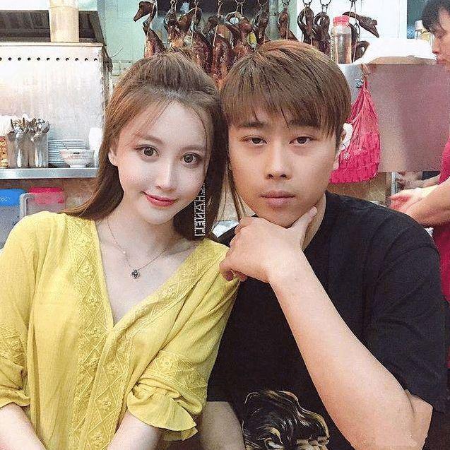 卢本伟忙工作，赵梦玥跑韩国和“三个猛男”玩水，现场还害羞捂脸