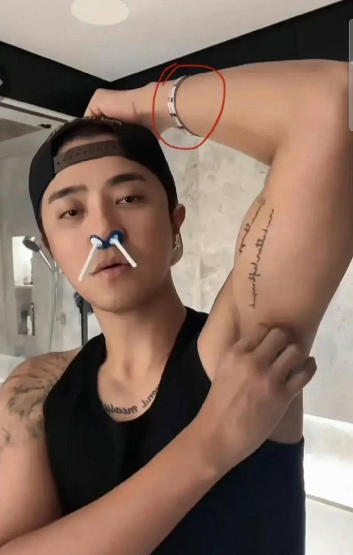 曝罗志祥和周扬青疑复合，男方刮腋毛上热搜，意外暴露女方同款手镯