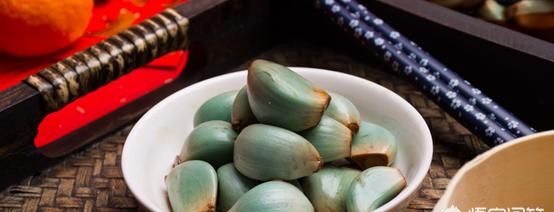 大蒜煮水变绿色正常吗，蒜泥在冰箱里放的太久了，发绿了，还能吃吗？图5