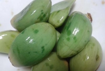 ​大蒜煮水变绿色正常吗，蒜泥在冰箱里放的太久了，发绿了，还能吃吗？