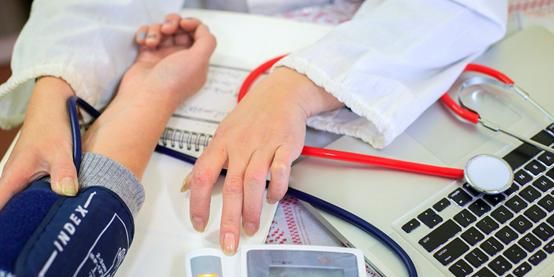 大蒜煮水变绿色正常吗，蒜泥在冰箱里放的太久了，发绿了，还能吃吗？图4