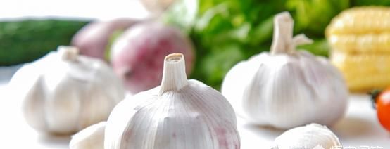 大蒜煮水变绿色正常吗，蒜泥在冰箱里放的太久了，发绿了，还能吃吗？图3