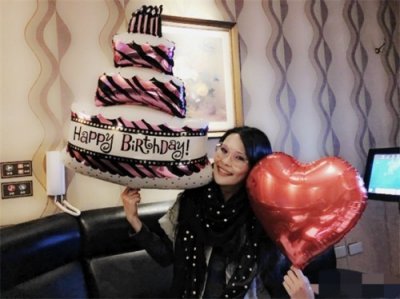 ​周蕙生日狂收蛋糕无视减肥 自曝离马甲线越来越远