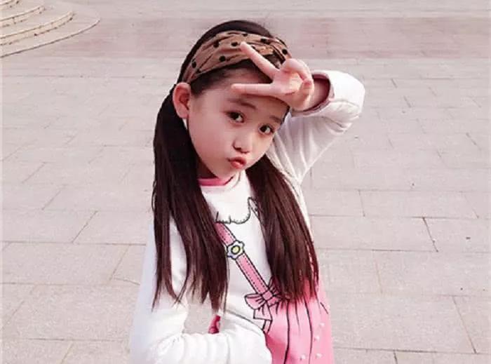 8岁时饰演邓伦的女儿，走红后资源不断，长相可跟阿拉蕾媲美