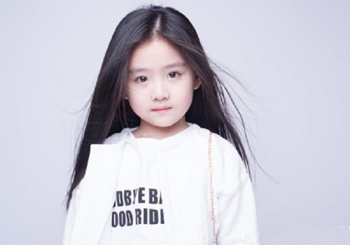 8岁时饰演邓伦的女儿，走红后资源不断，长相可跟阿拉蕾媲美