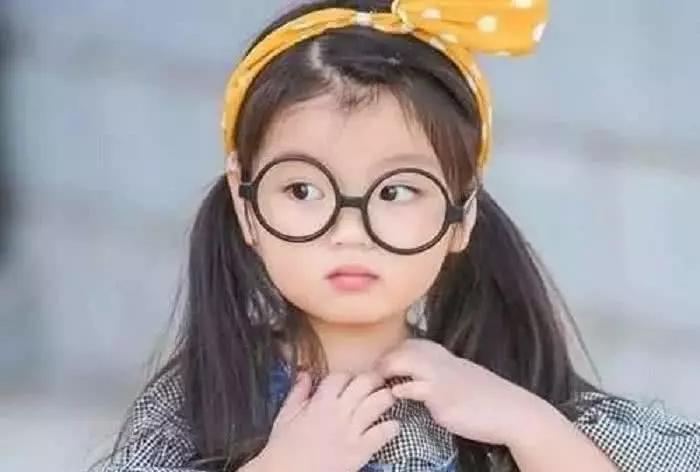 8岁时饰演邓伦的女儿，走红后资源不断，长相可跟阿拉蕾媲美