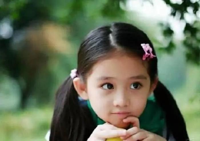 8岁时饰演邓伦的女儿，走红后资源不断，长相可跟阿拉蕾媲美