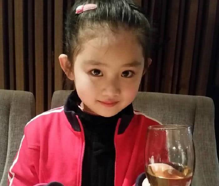 8岁时饰演邓伦的女儿，走红后资源不断，长相可跟阿拉蕾媲美