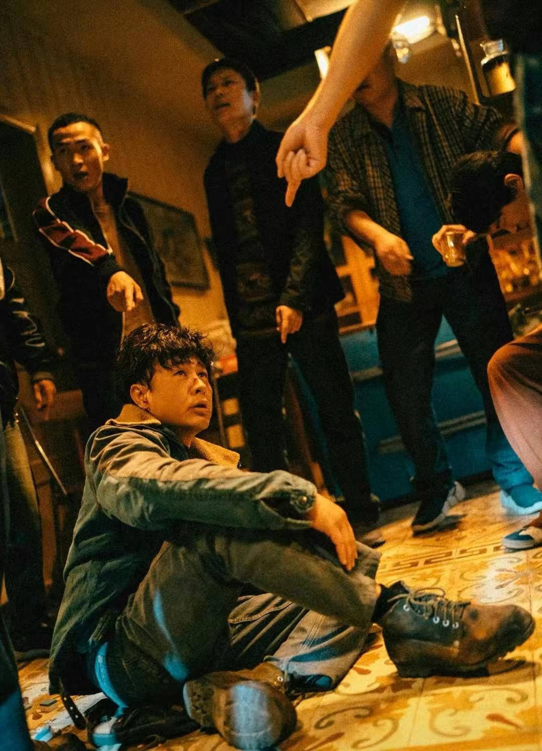 张颂文成功大火！现身菜市场被多位狗仔跟拍，穿198元外套太低调