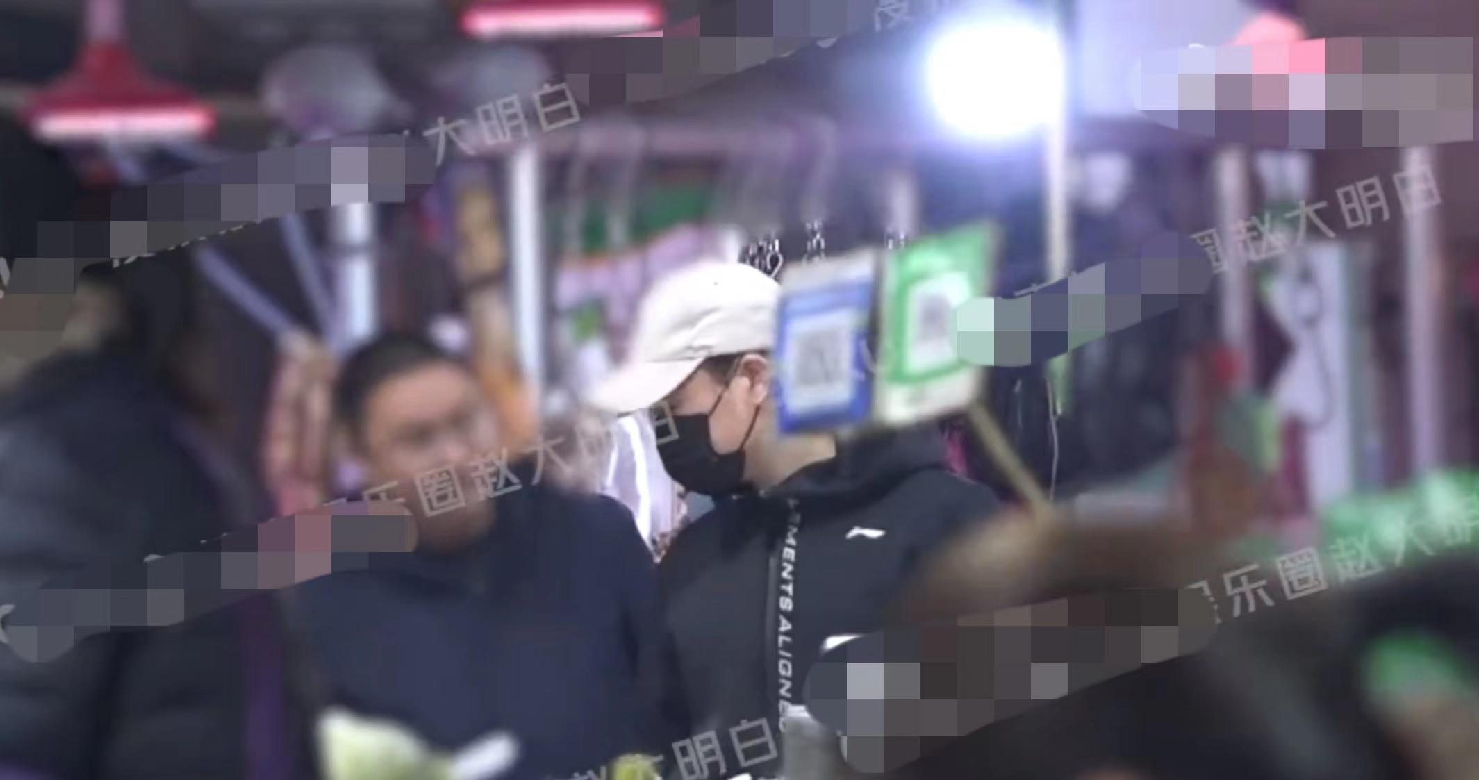 张颂文成功大火！现身菜市场被多位狗仔跟拍，穿198元外套太低调