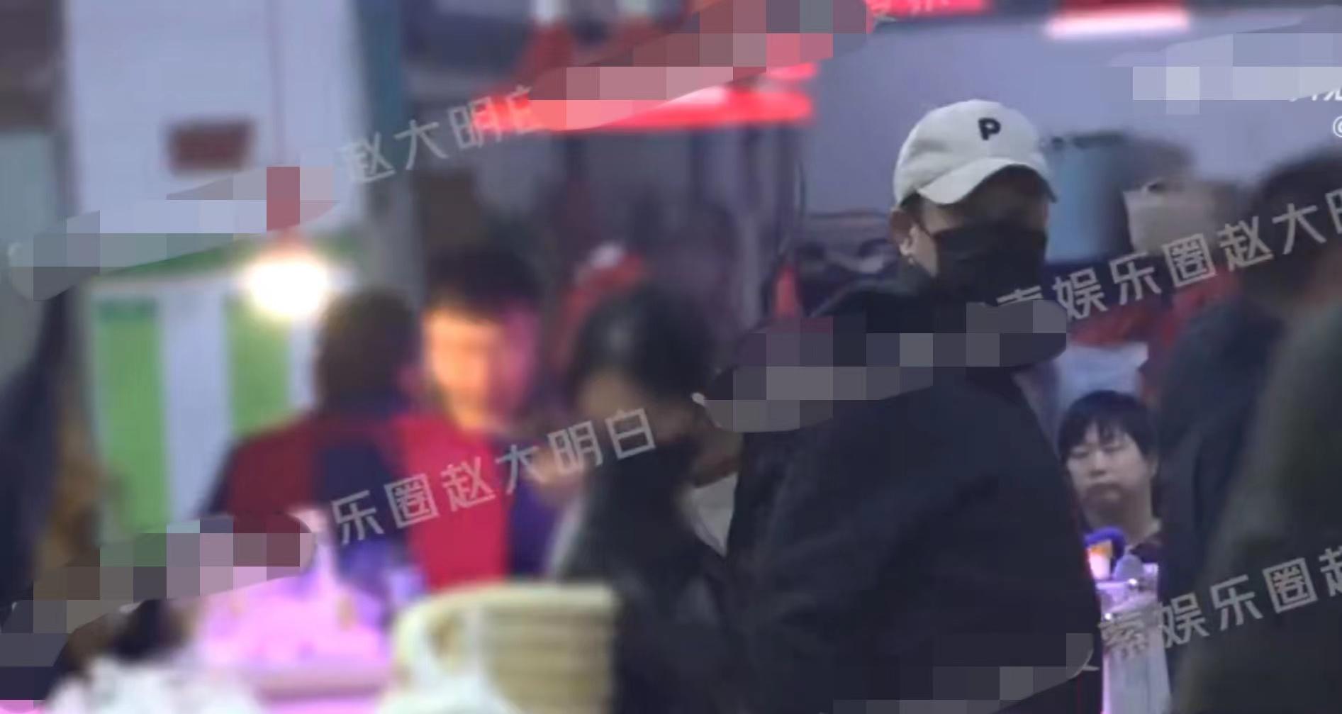 张颂文成功大火！现身菜市场被多位狗仔跟拍，穿198元外套太低调