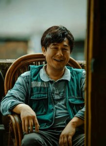 ​张颂文成功大火！现身菜市场被多位狗仔跟拍，穿198元外套太低调