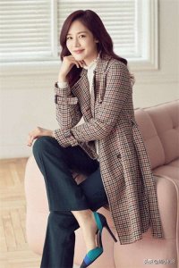 ​明星成宥利，韩国演员和歌手，笑容甜美，被誉为“三栖艺人”