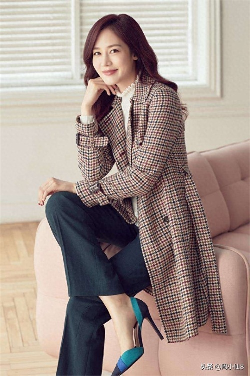 明星成宥利，韩国演员和歌手，笑容甜美，被誉为“三栖艺人”