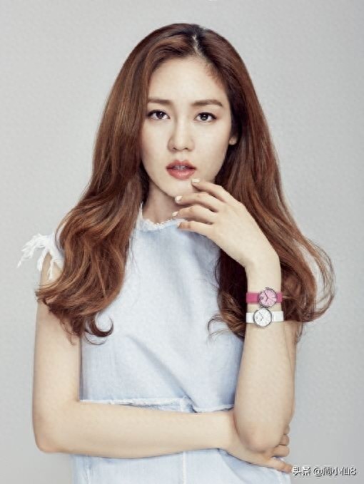 明星成宥利，韩国演员和歌手，笑容甜美，被誉为“三栖艺人”