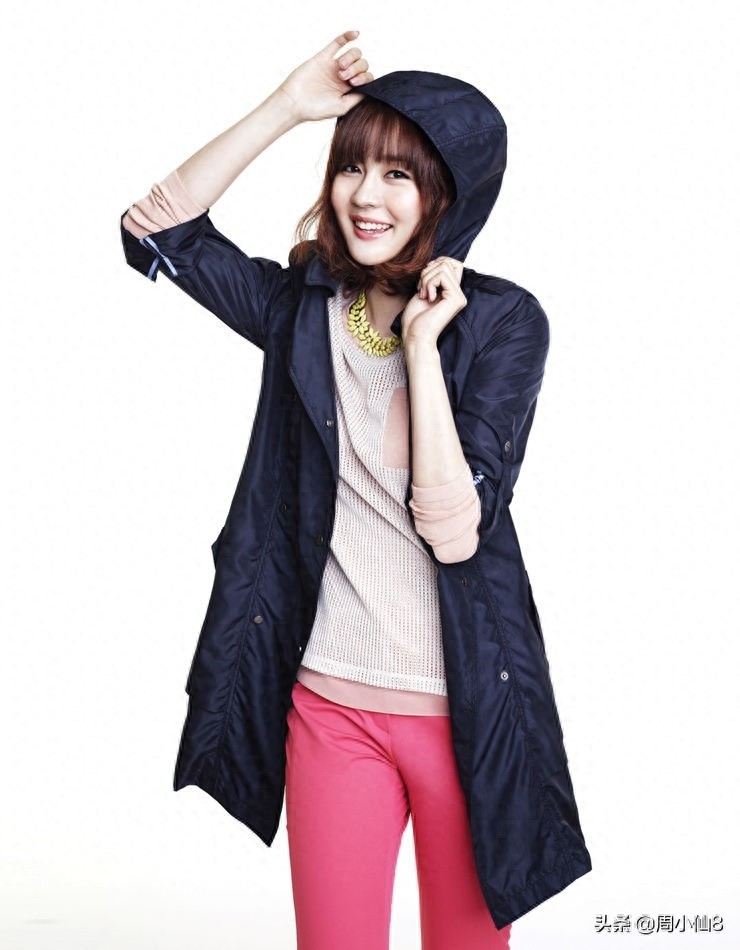 明星成宥利，韩国演员和歌手，笑容甜美，被誉为“三栖艺人”