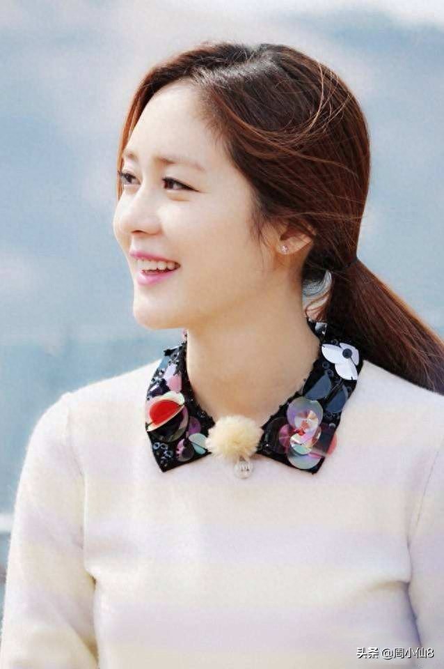 明星成宥利，韩国演员和歌手，笑容甜美，被誉为“三栖艺人”