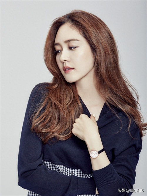 明星成宥利，韩国演员和歌手，笑容甜美，被誉为“三栖艺人”