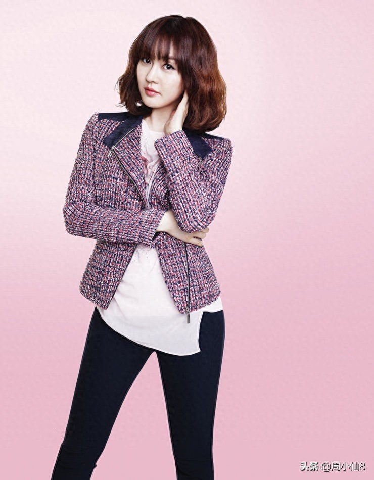 明星成宥利，韩国演员和歌手，笑容甜美，被誉为“三栖艺人”