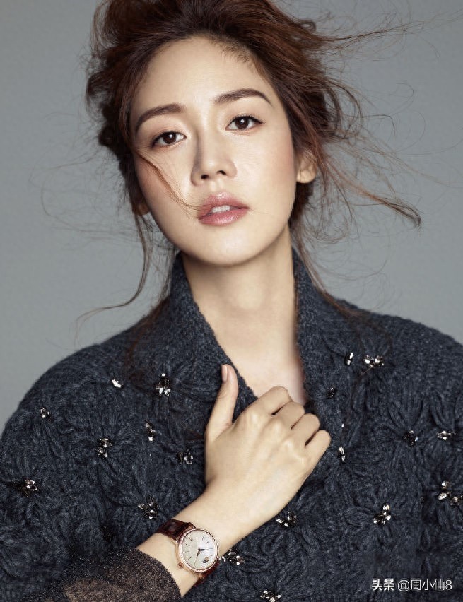 明星成宥利，韩国演员和歌手，笑容甜美，被誉为“三栖艺人”