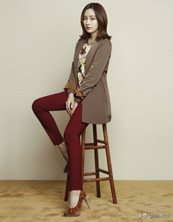 明星成宥利，韩国演员和歌手，笑容甜美，被誉为“三栖艺人”